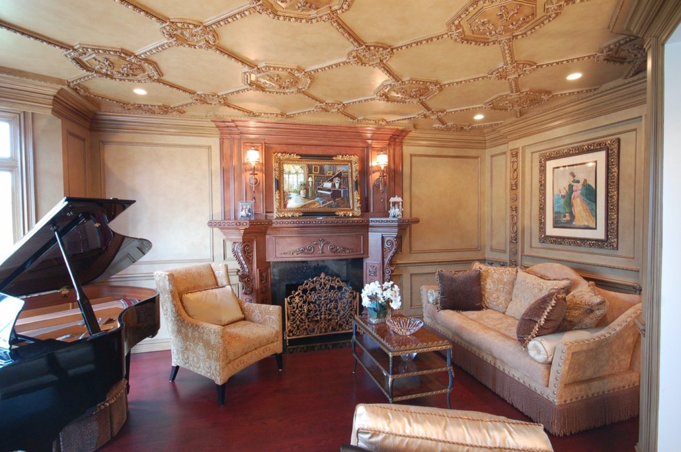 Foto på ett vintage vardagsrum, med ett musikrum, beige väggar och en standard öppen spis