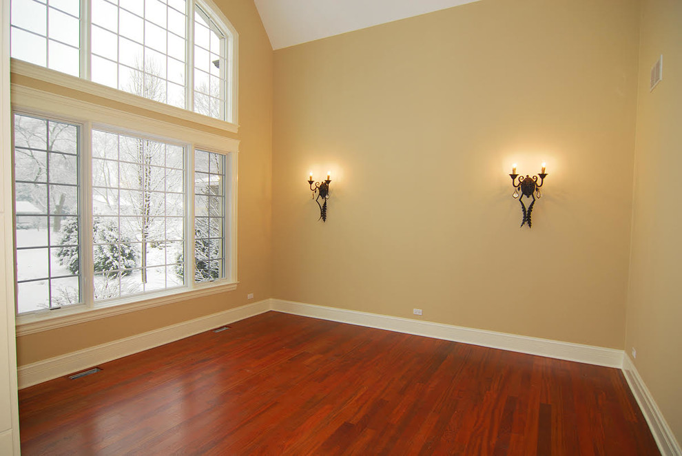 Ejemplo de salón para visitas cerrado clásico de tamaño medio sin chimenea y televisor con paredes marrones, suelo de madera oscura y suelo rojo
