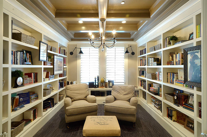 Cette image montre un salon minimaliste de taille moyenne et fermé avec une bibliothèque ou un coin lecture, un mur blanc, parquet foncé, aucune cheminée, aucun téléviseur et un sol noir.