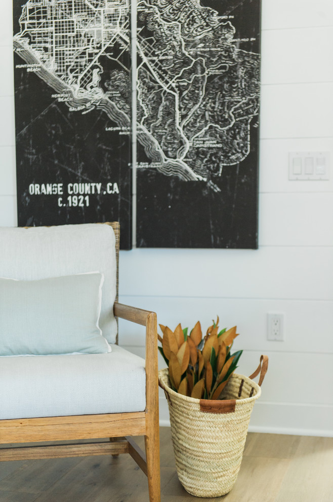 Idee per un soggiorno design con pareti bianche e parquet chiaro