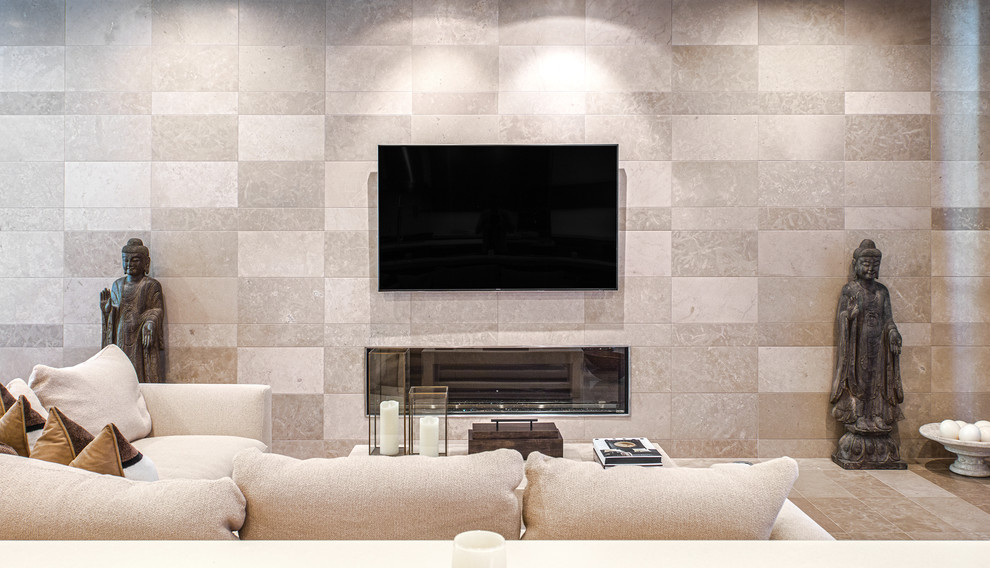 Immagine di un grande soggiorno minimal chiuso con sala formale, pareti beige, camino lineare Ribbon, cornice del camino in pietra e TV a parete
