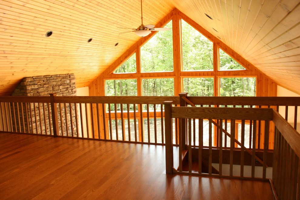 Esempio di un soggiorno stile americano stile loft con pareti beige e pavimento marrone