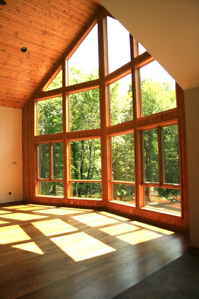Imagen de salón abierto de estilo americano de tamaño medio con paredes beige y suelo marrón