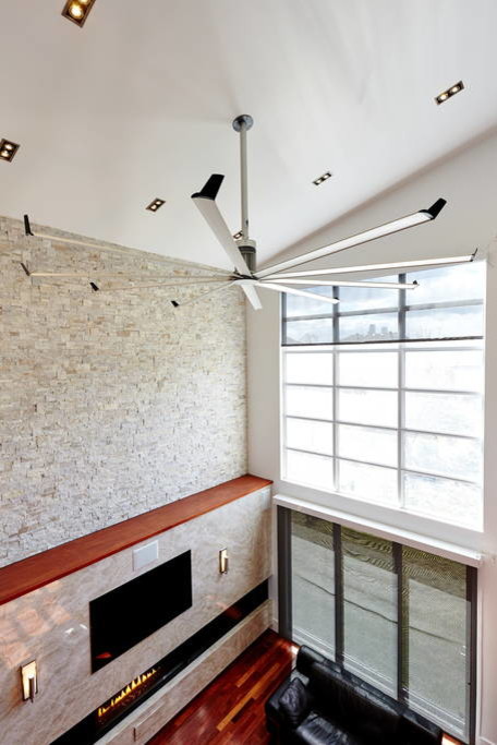 Cette image montre un grand salon minimaliste ouvert avec un mur blanc, un sol en bois brun, une cheminée ribbon, un manteau de cheminée en carrelage et un téléviseur fixé au mur.