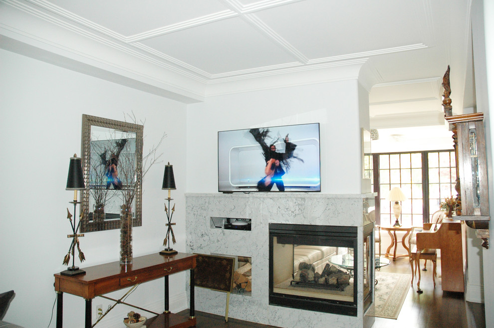Immagine di un piccolo soggiorno contemporaneo aperto con pareti bianche, camino ad angolo, cornice del camino piastrellata e TV a parete