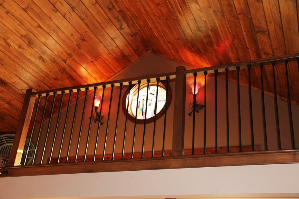 Bild på ett stort rustikt vardagsrum, med ljust trägolv och en standard öppen spis