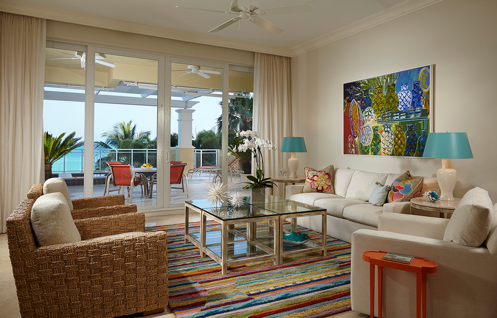 Immagine di un soggiorno tropicale con sala formale, pareti beige, nessun camino e nessuna TV