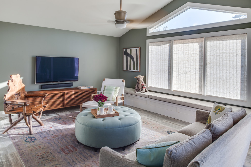 Abgetrenntes Maritimes Wohnzimmer ohne Kamin mit blauer Wandfarbe und hellem Holzboden in Newark