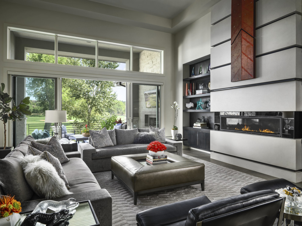 Источник вдохновения для домашнего уюта: открытая гостиная комната в современном стиле с серыми стенами, темным паркетным полом, горизонтальным камином и коричневым полом