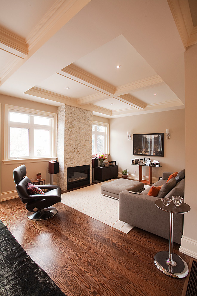Modernes Wohnzimmer mit beiger Wandfarbe und Kamin in Toronto