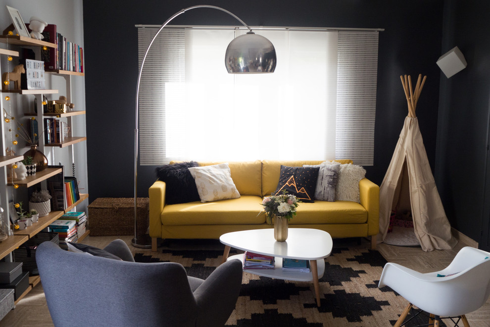 Réalisation d'un salon design avec une salle de réception, un mur noir, parquet clair, un sol beige et éclairage.