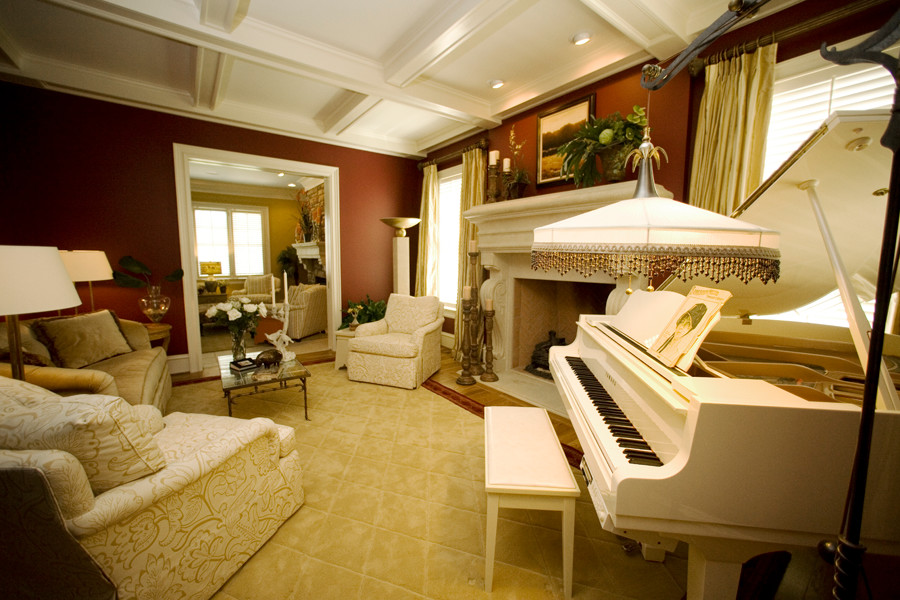 На фото: парадная гостиная комната среднего размера в классическом стиле с коричневыми стенами, ковровым покрытием, стандартным камином и фасадом камина из камня с