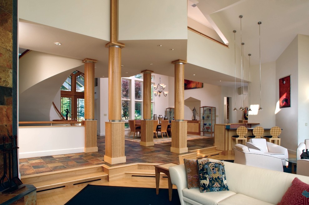 Стильный дизайн: огромная парадная, открытая гостиная комната в современном стиле с белыми стенами и светлым паркетным полом без камина, телевизора - последний тренд