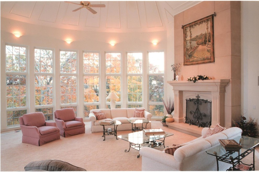 Пример оригинального дизайна: большая парадная, изолированная гостиная комната в стиле шебби-шик с белыми стенами, ковровым покрытием, стандартным камином и фасадом камина из штукатурки без телевизора