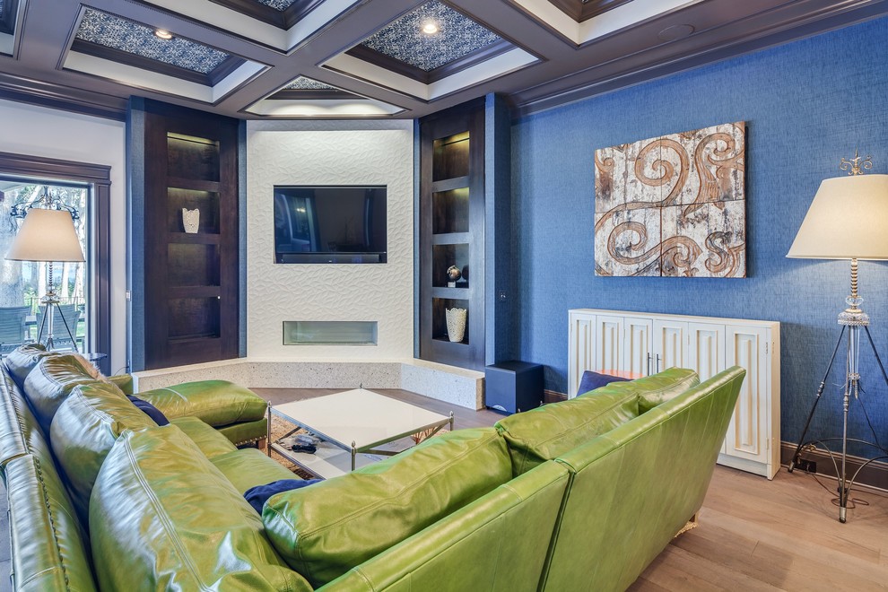 Стильный дизайн: большая открытая гостиная комната в стиле фьюжн с синими стенами, паркетным полом среднего тона, горизонтальным камином, фасадом камина из плитки и телевизором на стене - последний тренд