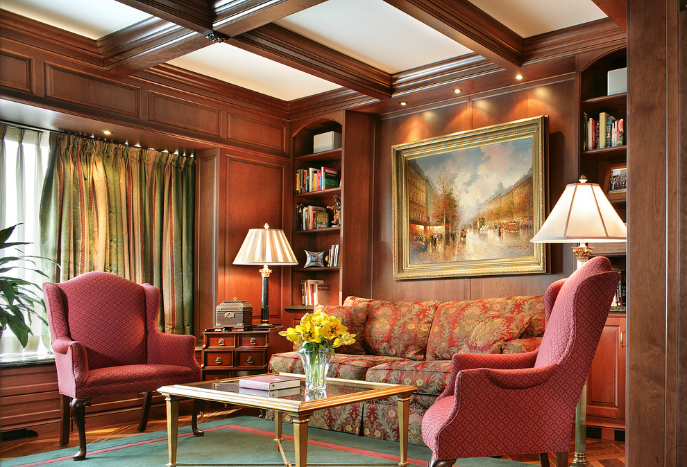Пример оригинального дизайна: гостиная комната в классическом стиле с с книжными шкафами и полками и коричневыми стенами