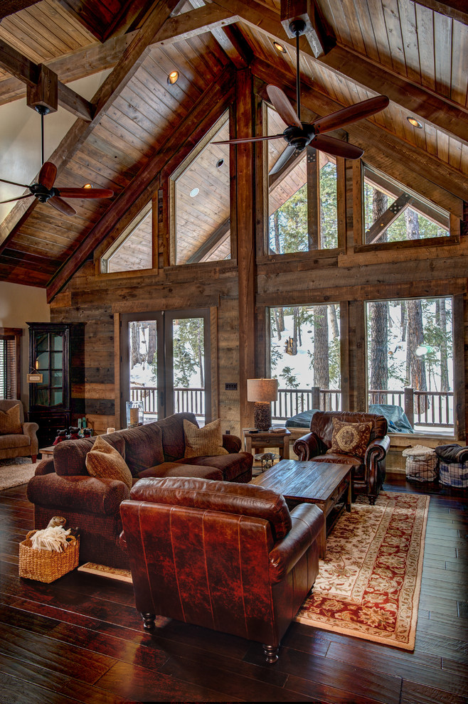 Foto de salón tipo loft rural grande con paredes marrones y suelo de madera oscura