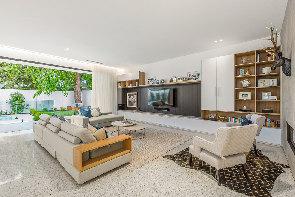 Großes, Offenes Modernes Wohnzimmer mit weißer Wandfarbe, Betonboden, Tunnelkamin, Kaminumrandung aus Beton, TV-Wand und grauem Boden in Melbourne