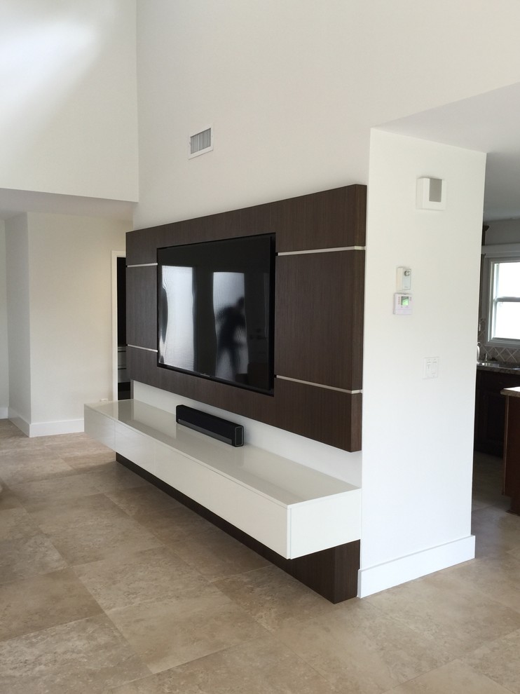 Großes, Offenes Modernes Wohnzimmer ohne Kamin mit weißer Wandfarbe, Keramikboden, TV-Wand und beigem Boden in Miami