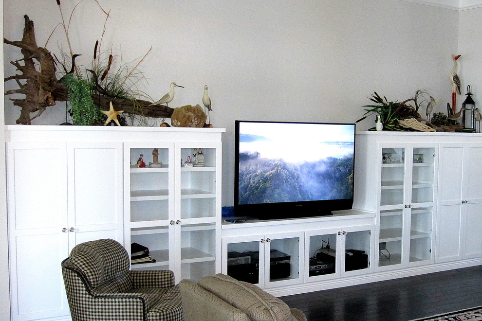 Foto på ett mellanstort maritimt separat vardagsrum, med grå väggar, mörkt trägolv, en fristående TV och brunt golv