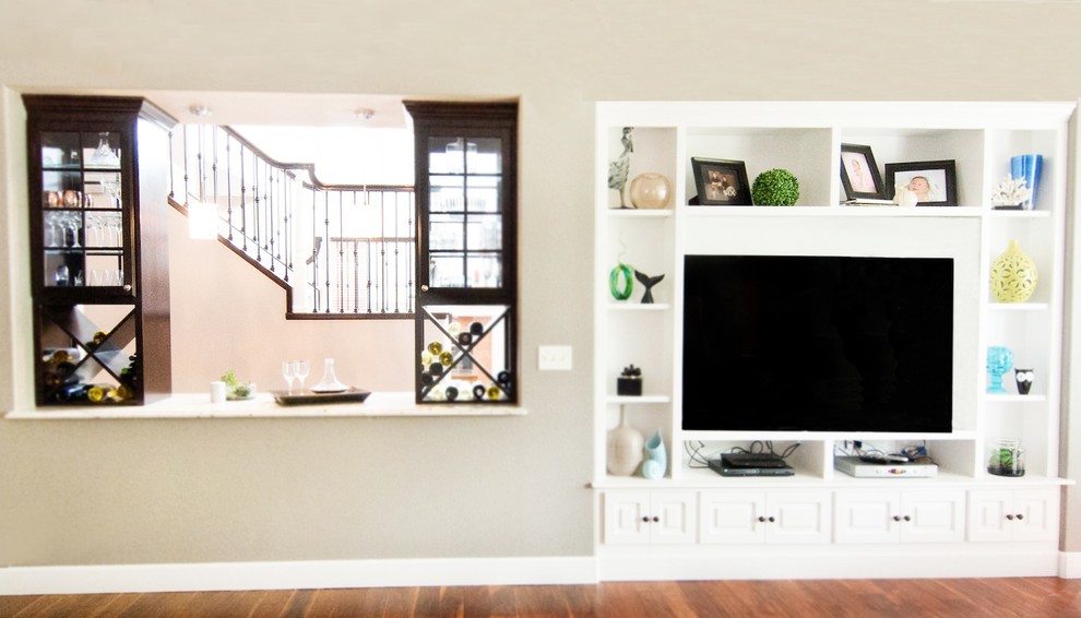 Mittelgroßes, Abgetrenntes Modernes Wohnzimmer mit beiger Wandfarbe und Multimediawand in Denver
