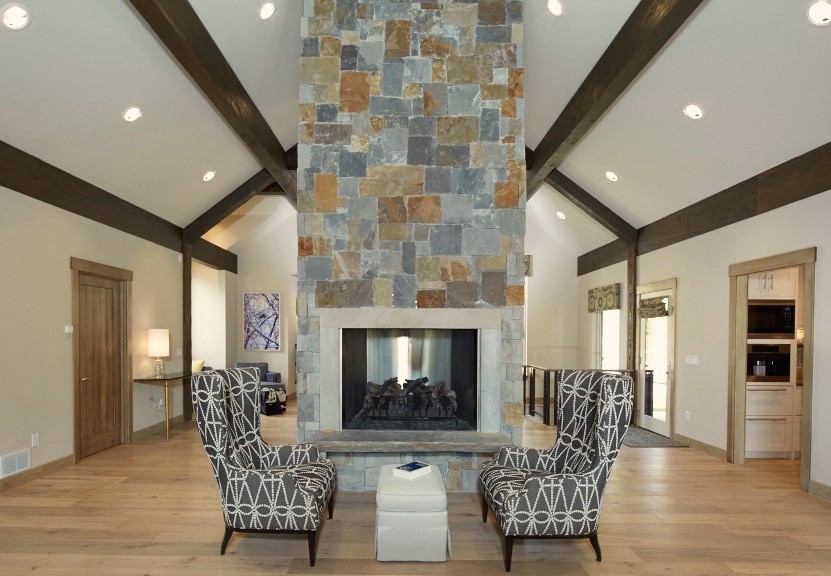 Ejemplo de salón clásico renovado con marco de chimenea de piedra