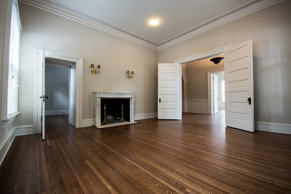 Klassisches Wohnzimmer mit braunem Holzboden in Austin