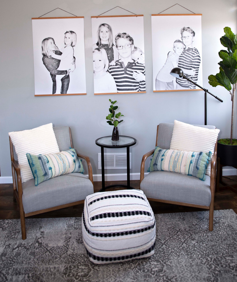 Пример оригинального дизайна: открытая гостиная комната среднего размера в современном стиле с серыми стенами, полом из ламината и телевизором на стене без камина