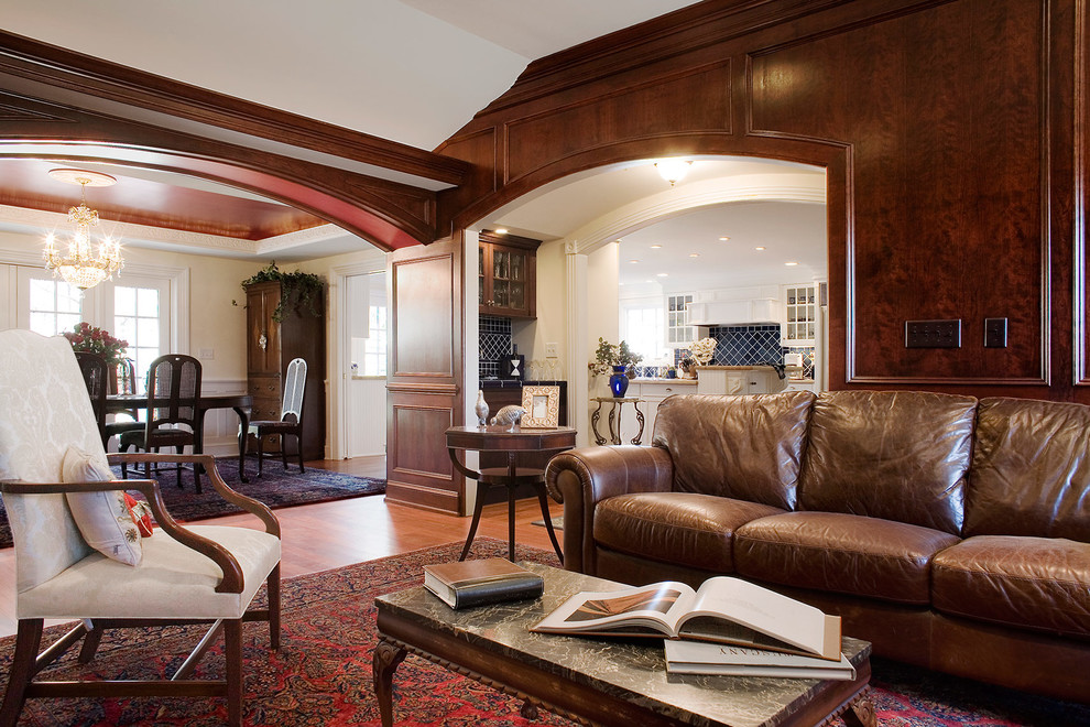 Foto di un grande soggiorno american style aperto con sala formale, pareti marroni, parquet chiaro, nessun camino e nessuna TV