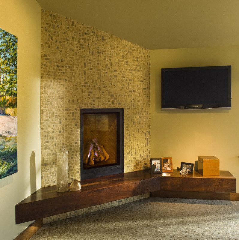 Diseño de salón para visitas abierto actual de tamaño medio con paredes beige, marco de chimenea de baldosas y/o azulejos, televisor colgado en la pared, moqueta y chimenea de esquina