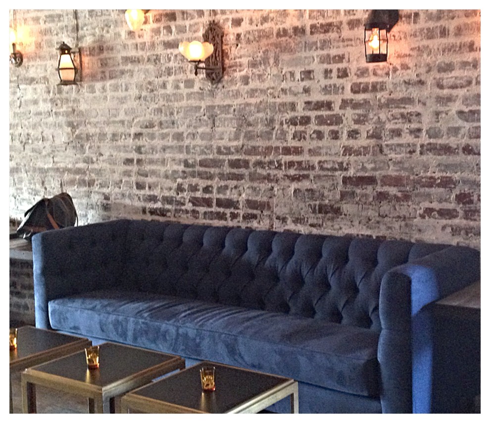 Immagine di un soggiorno minimalista di medie dimensioni con parquet scuro e pavimento marrone