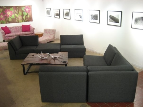 Foto di un soggiorno design di medie dimensioni con pareti bianche e pavimento in cemento