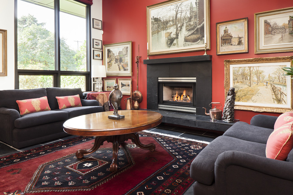 Eklektisches Wohnzimmer mit roter Wandfarbe in Vancouver