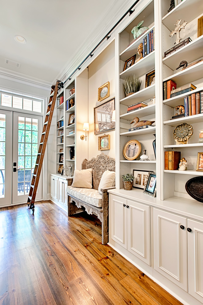 Idee per un soggiorno contemporaneo con libreria, parquet chiaro e pareti beige