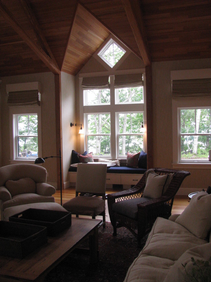 Aménagement d'un grand salon mansardé ou avec mezzanine classique avec une cheminée standard et un manteau de cheminée en pierre.