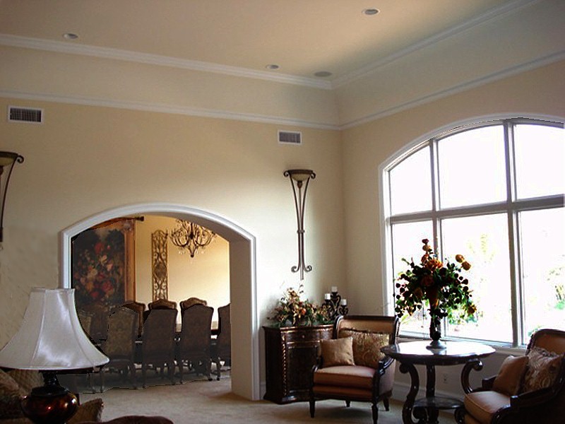 Foto på ett medelhavsstil separat vardagsrum, med ett finrum, gula väggar, heltäckningsmatta och beiget golv