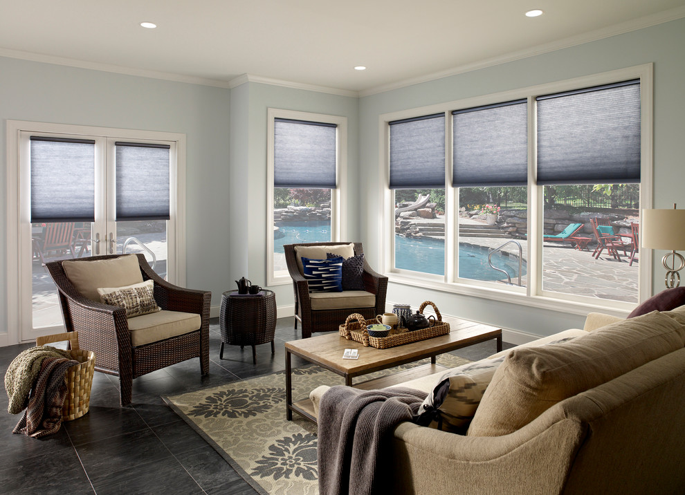 Идея дизайна: парадная, изолированная гостиная комната среднего размера в морском стиле с синими стенами и полом из сланца без камина, телевизора