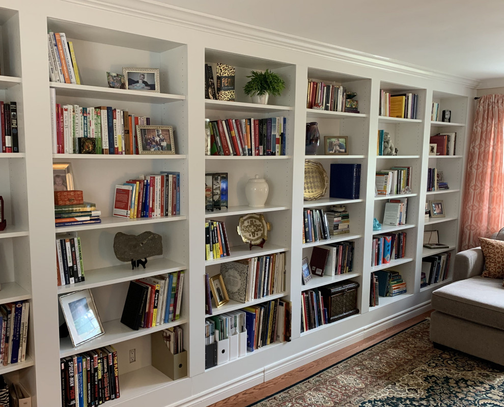 Exemple d'un salon chic de taille moyenne et fermé avec une bibliothèque ou un coin lecture, un mur beige et un sol en bois brun.