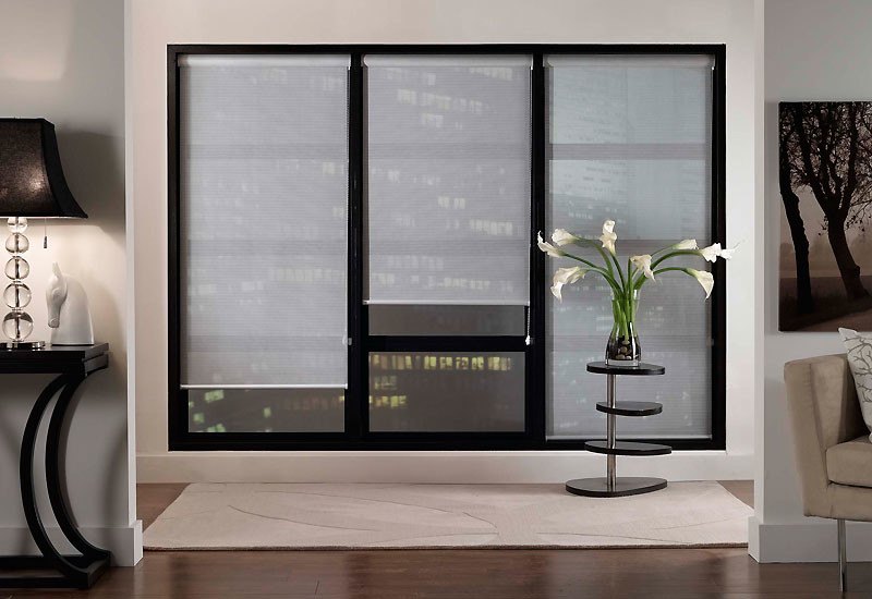 Großes, Repräsentatives, Fernseherloses, Abgetrenntes Modernes Wohnzimmer ohne Kamin mit weißer Wandfarbe und braunem Holzboden in New York