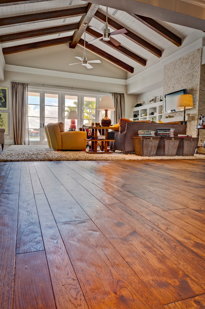 Esempio di un soggiorno american style con pavimento in legno massello medio