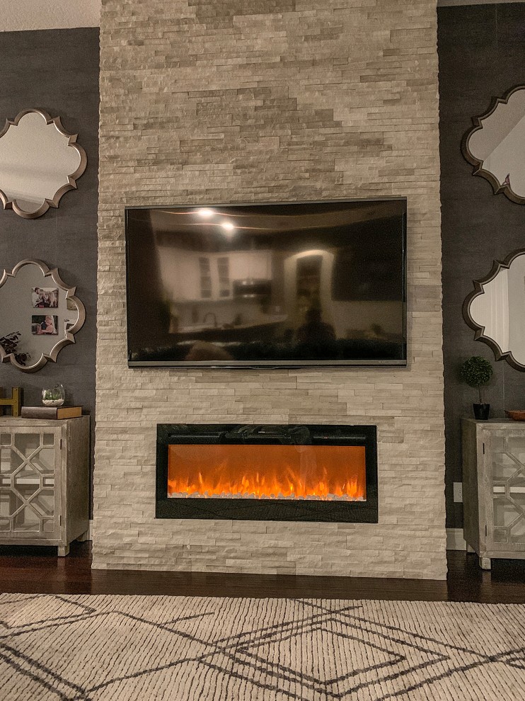 オーランドにあるお手頃価格の広いラスティックスタイルのおしゃれなLDK (マルチカラーの壁、濃色無垢フローリング、横長型暖炉、石材の暖炉まわり、壁掛け型テレビ、茶色い床) の写真