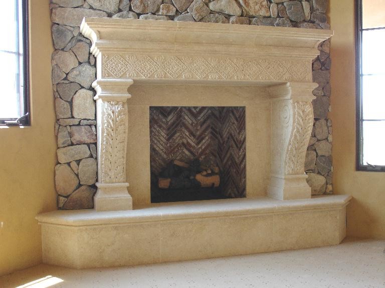 Esempio di un grande soggiorno chic con sala formale, pareti beige, pavimento in terracotta, camino classico, cornice del camino in pietra e nessuna TV