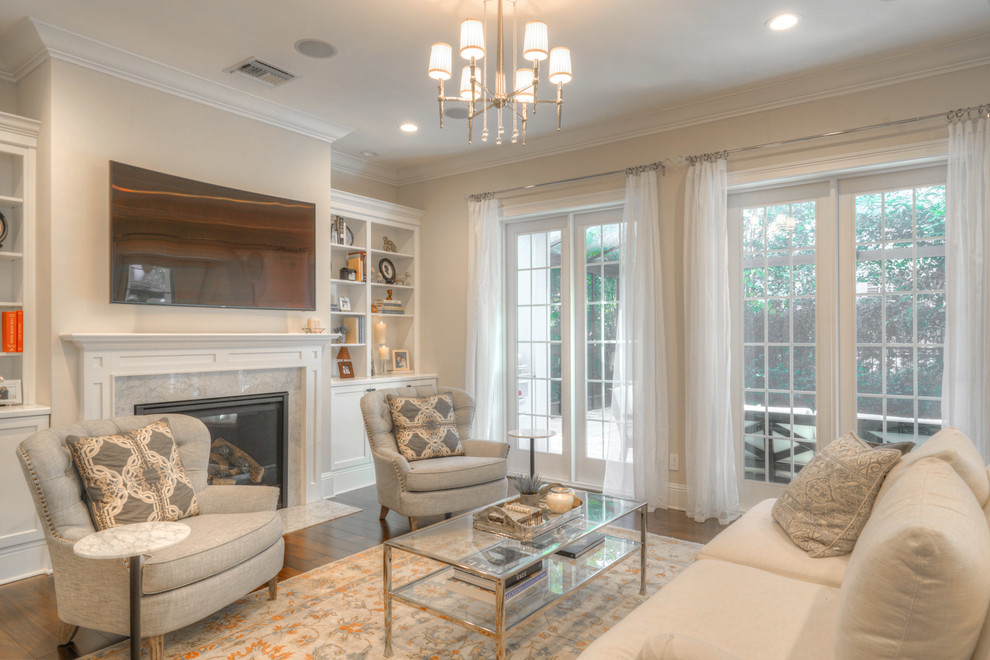 Großes, Offenes Klassisches Wohnzimmer mit beiger Wandfarbe, braunem Holzboden, Kamin, Kaminumrandung aus Stein, TV-Wand und braunem Boden in Tampa