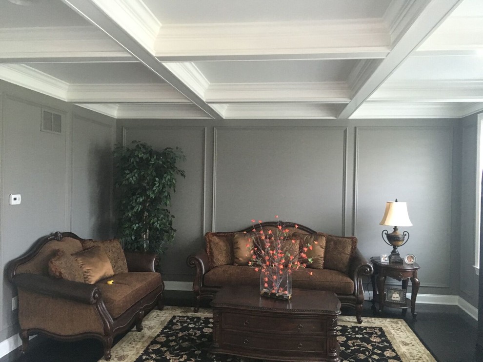 Foto de salón clásico con paredes grises y suelo de madera oscura