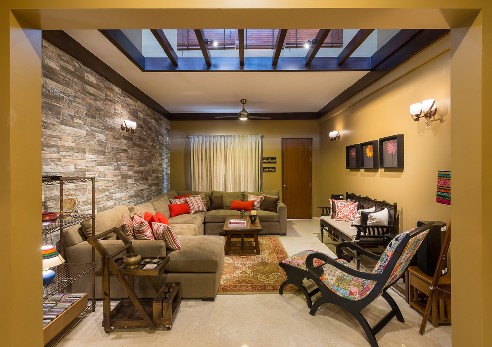 Mittelgroßes Modernes Wohnzimmer mit Marmorboden, beigem Boden, gelber Wandfarbe und Steinwänden in Bangalore