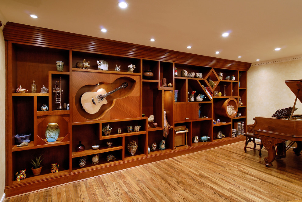 Inspiration pour un salon bohème de taille moyenne et fermé avec une salle de musique, un mur beige, parquet clair et aucun téléviseur.