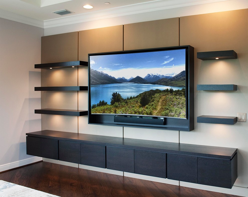 Стильный дизайн: гостиная комната среднего размера в современном стиле с коричневыми стенами, темным паркетным полом, телевизором на стене и коричневым полом без камина - последний тренд