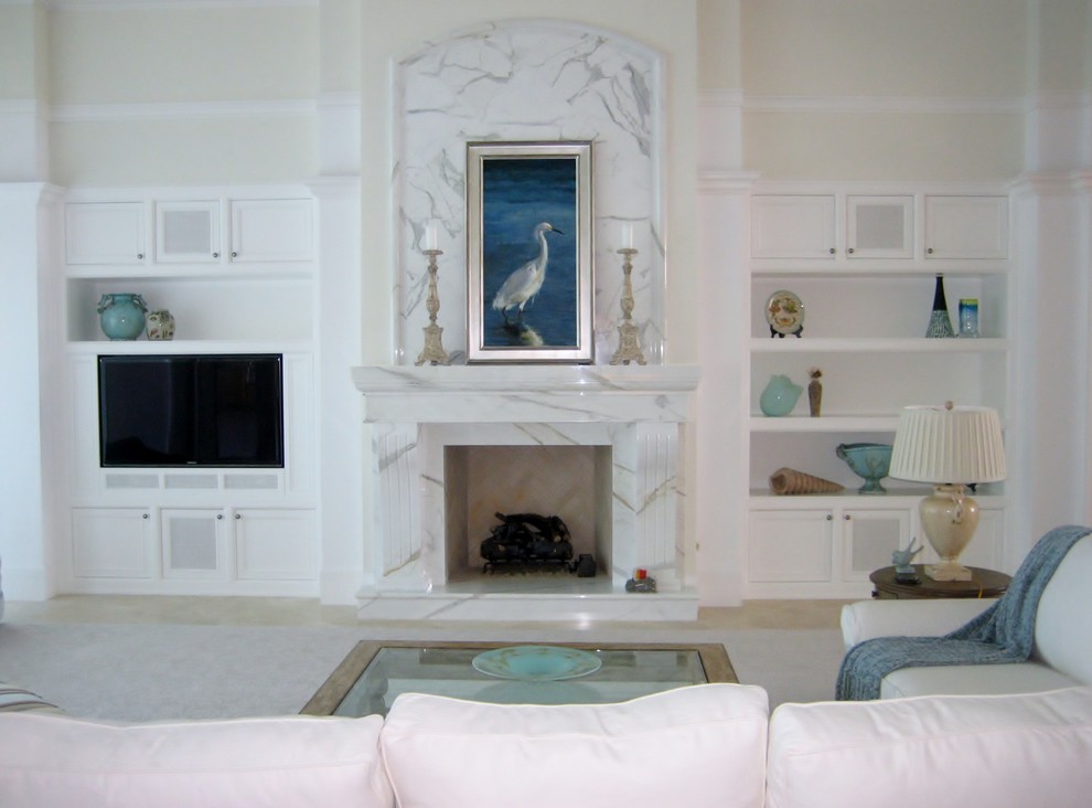 Modelo de salón clásico de tamaño medio con marco de chimenea de piedra, pared multimedia y chimenea de doble cara