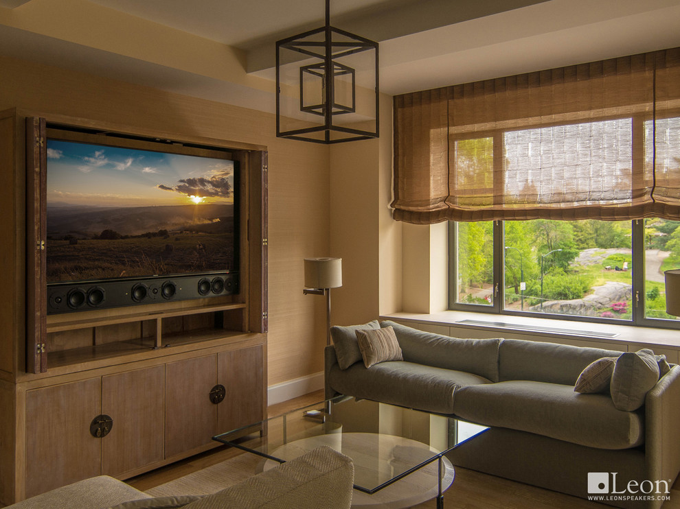 Idée de décoration pour un salon design de taille moyenne et fermé avec un mur beige, un sol en bois brun et un téléviseur encastré.