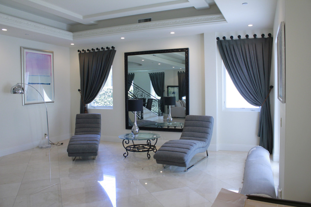 На фото: парадная, открытая гостиная комната среднего размера в стиле модернизм